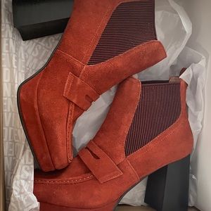 BRAND NEW Steve Madden Rust Suede booties!!